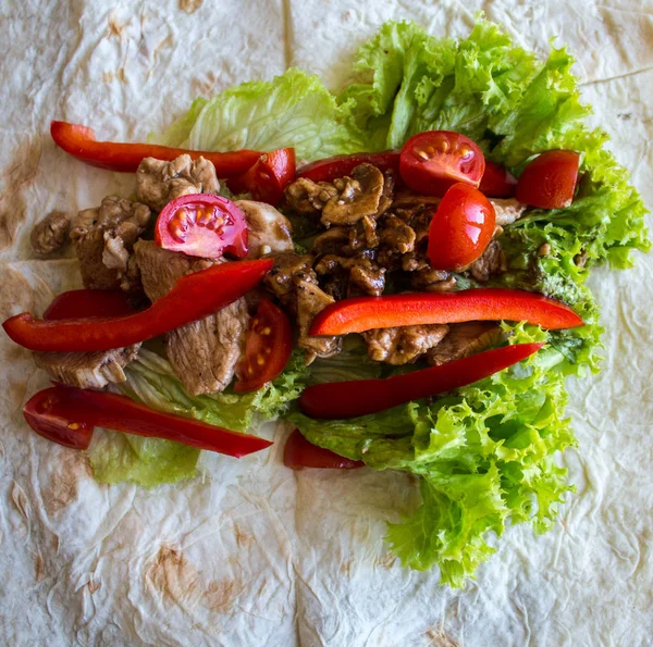 pide ızgara et domates biber ve salata ile