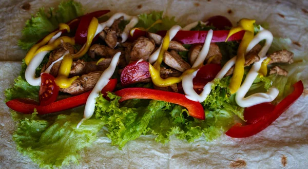 Tomates de carne grelhados pimentão com mostarda e molho em pão pita — Fotografia de Stock