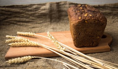 spikelets yas arka plan üzerinde ile ekmek