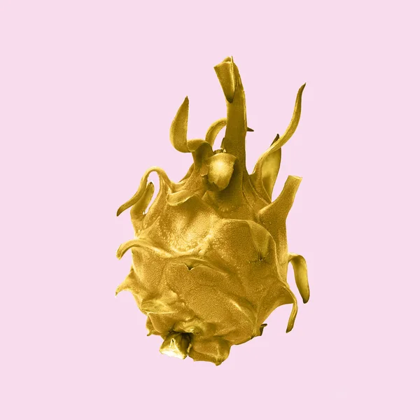 Це золотий ананас ізольований на рожевому фоні — стокове фото