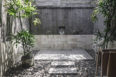 Dış alan kapalı bitkiler, taş ya da çimento Havzası, iki duş ile yıkama alanı ile banyo