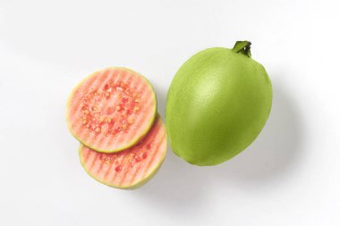 Beyaz arka plan üzerinde izole taze yarım pembe guava