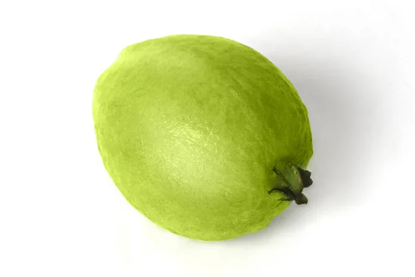 Guayaba verde fresca aislada sobre fondo blanco —  Fotos de Stock