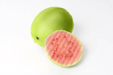 Beyaz arka plan üzerinde izole taze yarım pembe guava