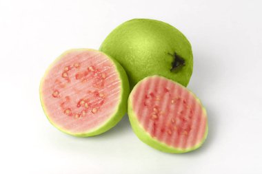 Beyaz arka plan üzerinde izole taze yarım pembe guava