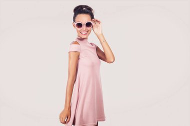Pembe elbise beyaz izole ile kız moda