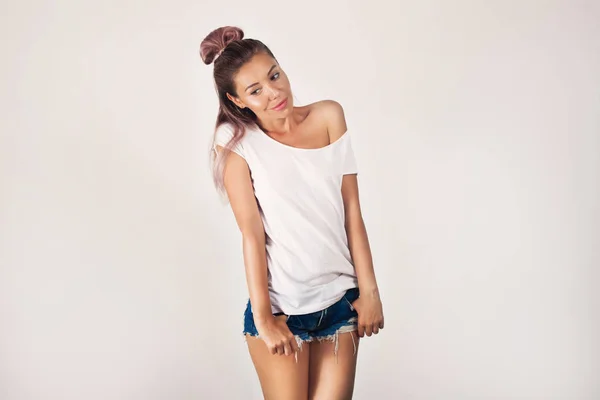 Gadis dengan tubuh yang sempurna dalam celana pendek denim pada latar belakang putih — Stok Foto