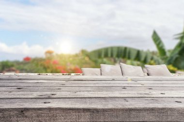 Bulanık yeşil arkaplandaki ahşap masa üstü - ürünlerinizi görüntülemek ya da montaj için kullanılabilir