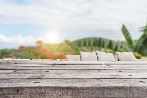 Holztischplatte auf unscharfem grünem Hintergrund - kann zur Montage oder zur Darstellung Ihrer Produkte verwendet werden — Stockfoto