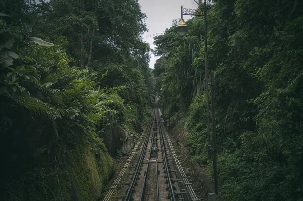 Chemin de fer de la gare de monorail qui mène au sommet de Penang Hill à George Town. Penang, Malaisie . — Photo