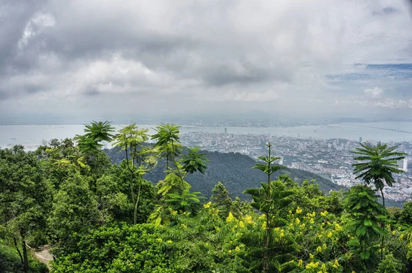 Vista superior de Georgetown, capital da Ilha Penang, Malásia a partir do topo da colina Penang . Fotos De Bancos De Imagens