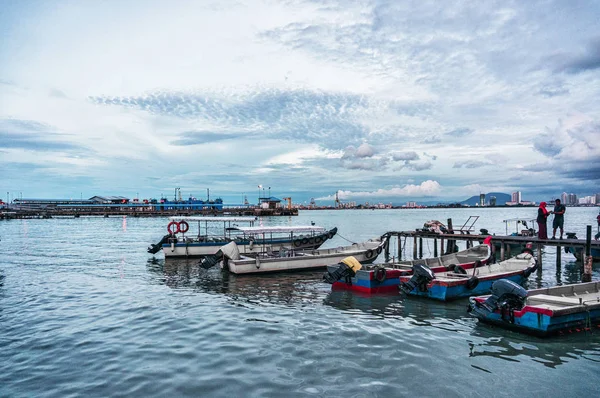 Balıkçı tekneleri çiğnemek iskelesi balıkçı köyü Penang boyunca park