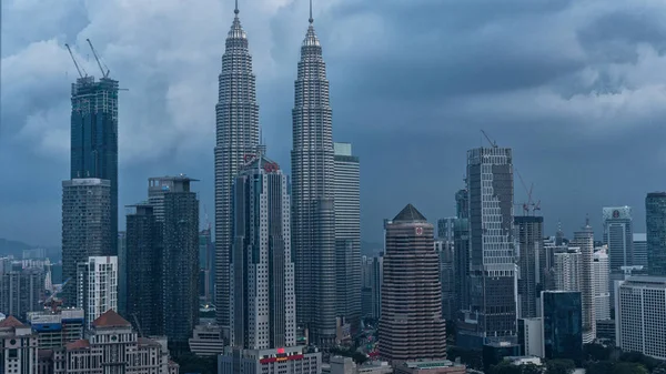 Cityscape bulutlu gökyüzü ve scyscrapers. Megapolis Kuala Lumpur, Malezya.