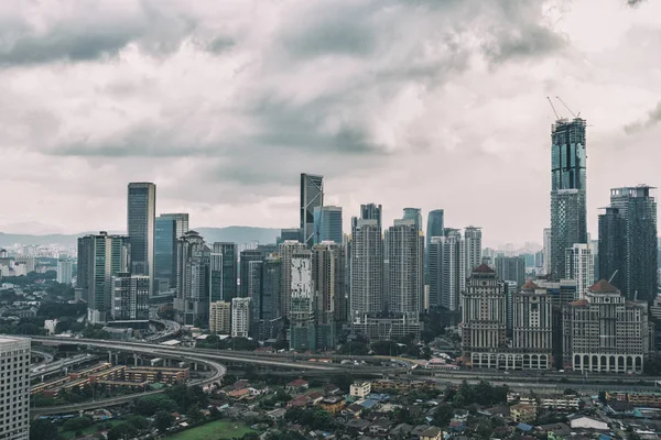 Cityscape com céu nublado e arranha-céus. Megapolis Kuala-Lumpur, Malásia . Imagens De Bancos De Imagens Sem Royalties