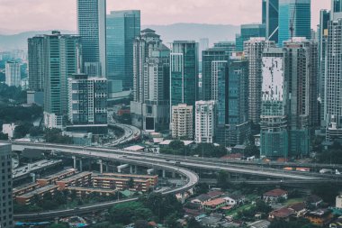 Cityscape bulutlu gökyüzü ve scyscrapers. Megapolis Kuala Lumpur, Malezya.