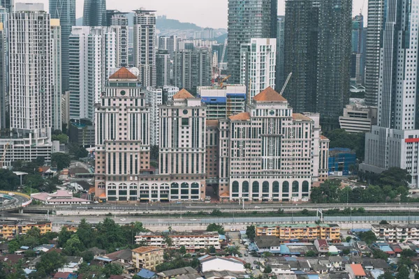 Paisaje urbano con cielo nublado y rascacielos. Megapolis Kuala-Lumpur, Malasia . —  Fotos de Stock