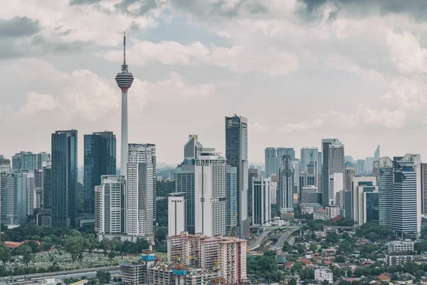 Paisaje urbano con cielo nublado y rascacielos. Megapolis Kuala-Lumpur, Malasia . —  Fotos de Stock