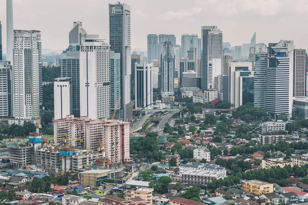 Cityscape bulutlu gökyüzü ve scyscrapers. Megapolis Kuala Lumpur, Malezya. — Stok fotoğraf