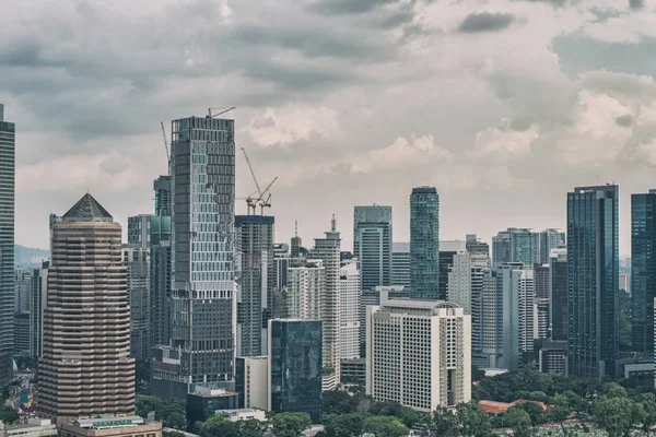Cityscape bulutlu gökyüzü ve scyscrapers. Megapolis Kuala Lumpur, Malezya. — Stok fotoğraf
