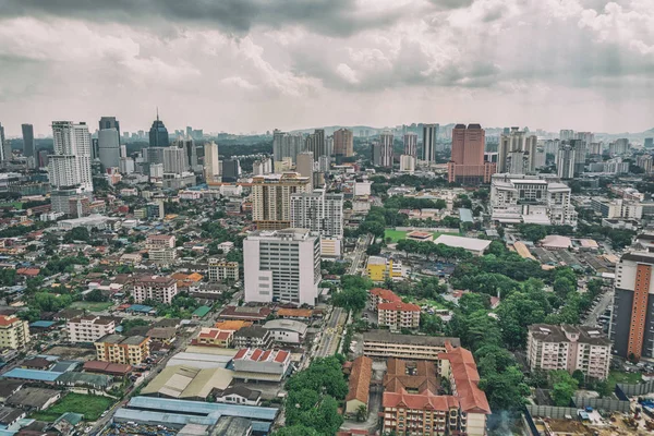 Cityscape bulutlu gökyüzü ve scyscrapers. Megapolis Kuala Lumpur, Malezya.