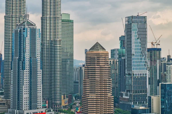 Stadsgezicht met bewolkte hemel en scyscrapers. Megapolis Kuala-Lumpur, Maleisië. — Stockfoto