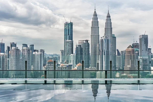 Kuala Lumpur. Malezya Malezya Yüzme Havuzu düzeyinde üst kattan kentin silueti. — Stok fotoğraf
