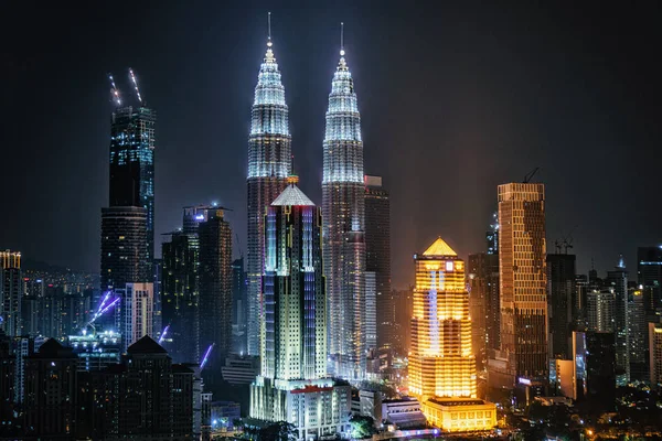 Majestosa vista das Torres Gêmeas Petronas à noite Kuala Lumpur Imagens De Bancos De Imagens Sem Royalties