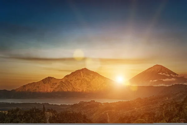 Vulcão ativo Mount Gunung Batur ao nascer do sol em Bali, Indonésia . Fotos De Bancos De Imagens Sem Royalties