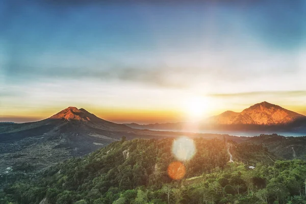 Vulcão ativo Mount Gunung Batur ao nascer do sol em Bali, Indonésia . Fotos De Bancos De Imagens Sem Royalties