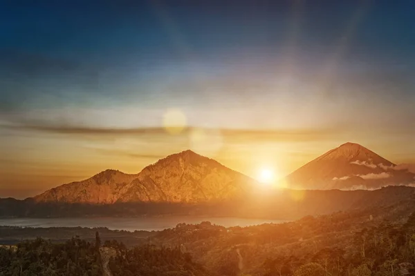 Vulcão ativo Mount Gunung Batur ao nascer do sol em Bali, Indonésia . Imagens De Bancos De Imagens Sem Royalties