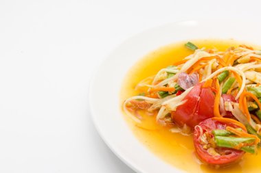 Baharatlı yeşil papaya salatası veya beyaz arka plan üzerinde Tayland Mutfağı izole somtum