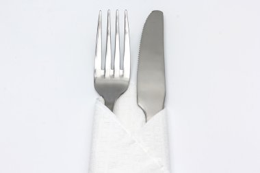 Bıçak ve çatal ile peçete, beyaz arka plan üzerinde izole.