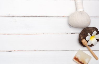 Aromaterapi ürün Spa hazır, mum, sabun, Hindistan cevizi, beyaz tahta arka plan ile masaj. Üstten Görünüm, düz yatıyordu kompozisyon.