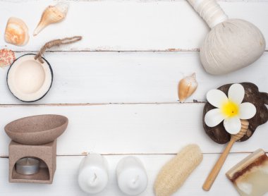 Aromaterapi ürün Spa hazır, mum, sabun, Hindistan cevizi, beyaz tahta arka plan ile masaj. Üstten Görünüm, düz yatıyordu kompozisyon.