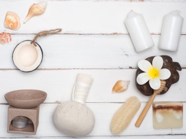 Aromaterapi ürün Spa hazır, mum, sabun, Hindistan cevizi, beyaz tahta arka plan ile masaj. Üstten Görünüm, düz yatıyordu kompozisyon.