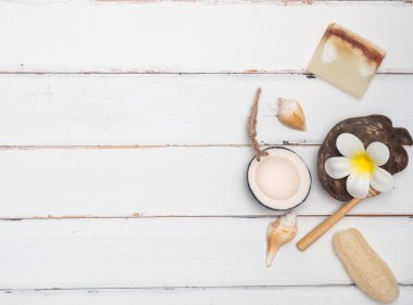 Aromaterapi ürün Spa hazır, mum, sabun, Hindistan cevizi, beyaz tahta arka plan ile masaj. Üstten Görünüm, düz yatıyordu kompozisyon.