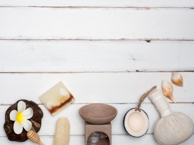 Aromaterapi ürün Spa hazır, mum, sabun, Hindistan cevizi, beyaz tahta arka plan ile masaj. Üstten Görünüm, düz yatıyordu kompozisyon.