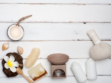 Aromaterapi ürün Spa hazır, mum, sabun, Hindistan cevizi, beyaz tahta arka plan ile masaj. Üstten Görünüm, düz yatıyordu kompozisyon.