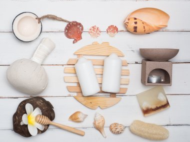 Aromaterapi ürün Spa hazır, mum, sabun, Hindistan cevizi, beyaz tahta arka plan ile masaj. Üstten Görünüm, düz yatıyordu kompozisyon.