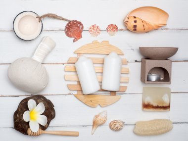 Aromaterapi ürün Spa hazır, mum, sabun, Hindistan cevizi, beyaz tahta arka plan ile masaj. Üstten Görünüm, düz yatıyordu kompozisyon.