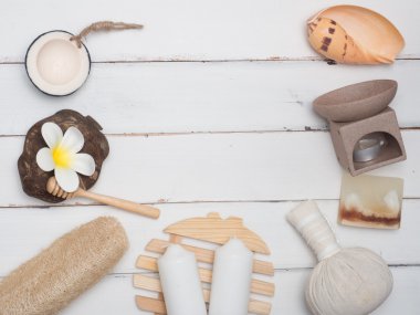 Aromaterapi ürün Spa hazır, mum, sabun, Hindistan cevizi, beyaz tahta arka plan ile masaj. Üstten Görünüm, düz yatıyordu kompozisyon.
