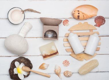 Aromaterapi ürün Spa hazır, mum, sabun, Hindistan cevizi, beyaz tahta arka plan ile masaj. Üstten Görünüm, düz yatıyordu kompozisyon.