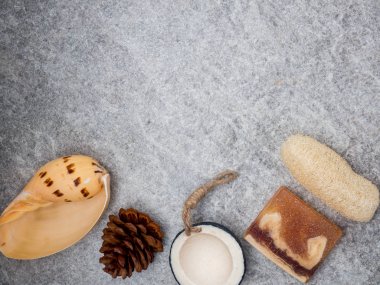 Aromaterapi ürün Spa hazır, mum, sabun, Hindistan cevizi, beyaz tahta arka plan ile masaj. Üstten Görünüm, düz yatıyordu kompozisyon.