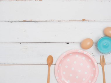 Üstten Görünüm boş renk çanak, çatal ve kaşık ahşap masa üzerinde. Renk tabak deseni nokta vardır. Kopya alanı için parti zamanı .