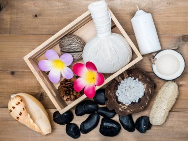 Aromaterapi ürün Spa Masaj beyaz tahta arka plan ile ayarlayın. Üstten Görünüm, düz yatıyordu kompozisyon.