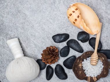 Aromaterapi ürün Spa Masaj beyaz tahta arka plan ile ayarlayın. Üstten Görünüm, düz yatıyordu kompozisyon.