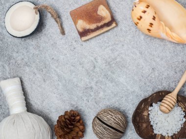 Aromaterapi ürün Spa Masaj beyaz tahta arka plan ile ayarlayın. Üstten Görünüm, düz yatıyordu kompozisyon.