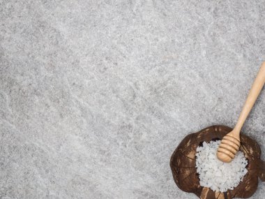 Aromaterapi ürün Spa Masaj beyaz tahta arka plan ile ayarlayın. Üstten Görünüm, düz yatıyordu kompozisyon.