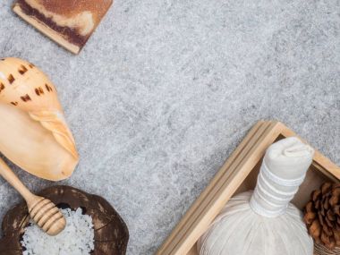 Aromaterapi ürün Spa Masaj beyaz tahta arka plan ile ayarlayın. Üstten Görünüm, düz yatıyordu kompozisyon.