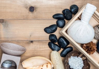 Aromaterapi ürün Spa Masaj beyaz tahta arka plan ile ayarlayın. Üstten Görünüm, düz yatıyordu kompozisyon.